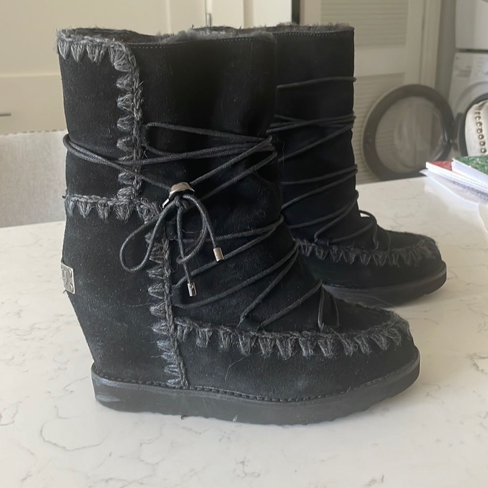 Like new MOU Eskimo boots with built in wedge.